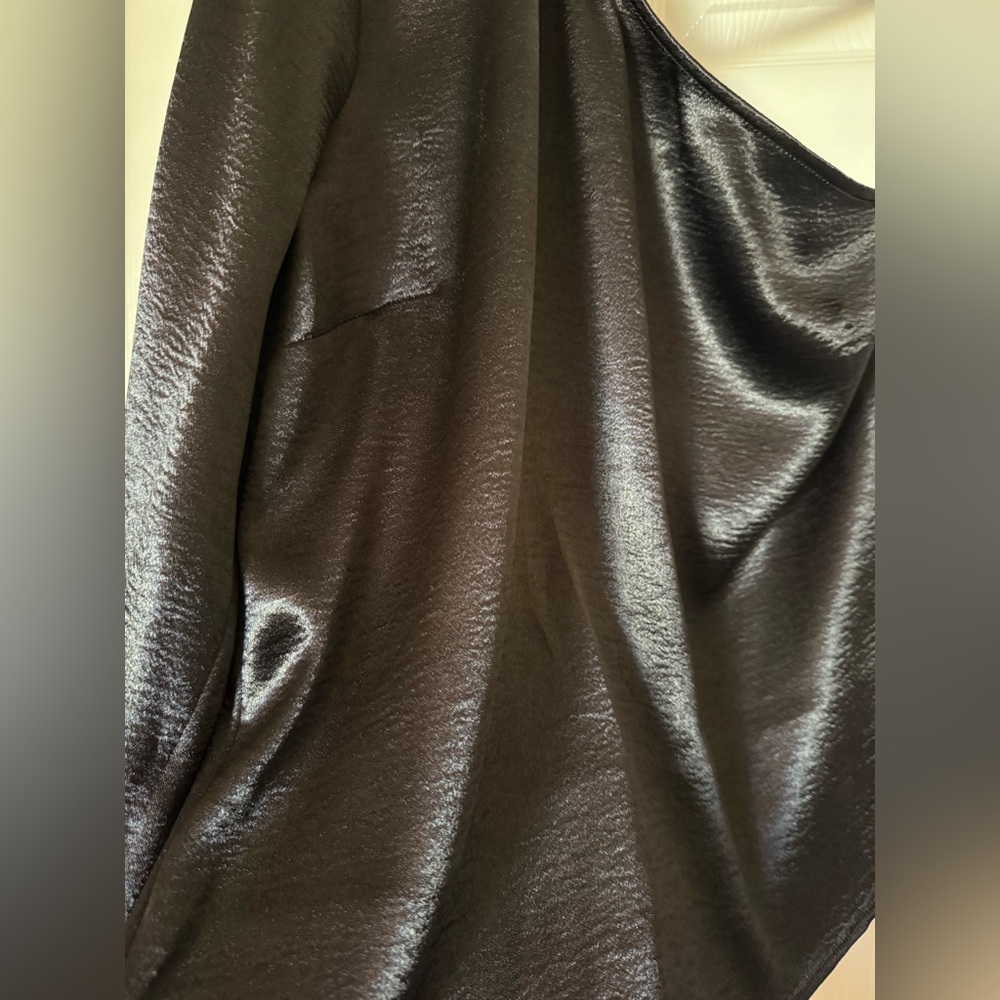 Elegant Black Satin One-Shoulder Blouse - Picture 2 of 4